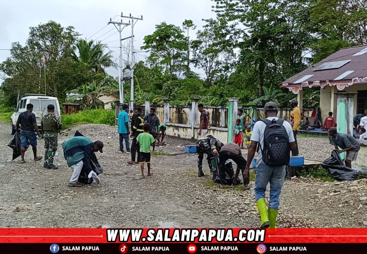 Bersih-besih lingkungan di kampung Nayaro (salampapua.com/Acik)