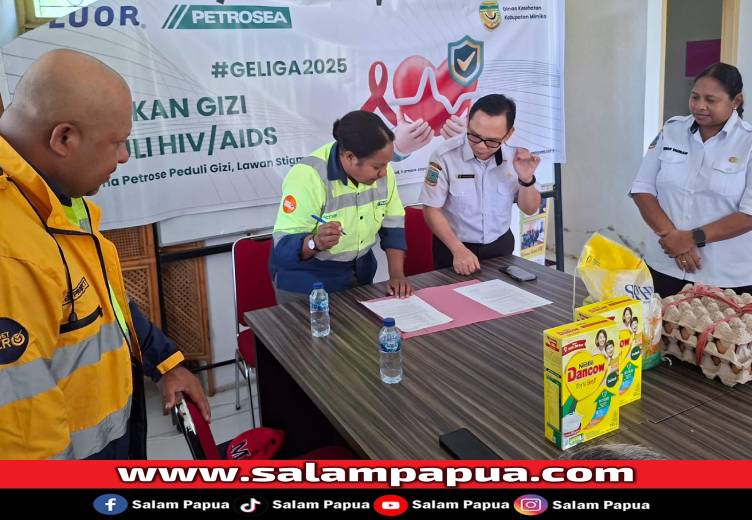Suasana penandatanganan serah terima makanan bergizi dari PT Petrosea dan PT Fluor kepada pihak Dinas Kesehatan Kabupaten Mimika di Kantor Bidang P2M Dinkes Mimika, Selasa (15/10/2025) (Salampapua.com/Sianturi)
