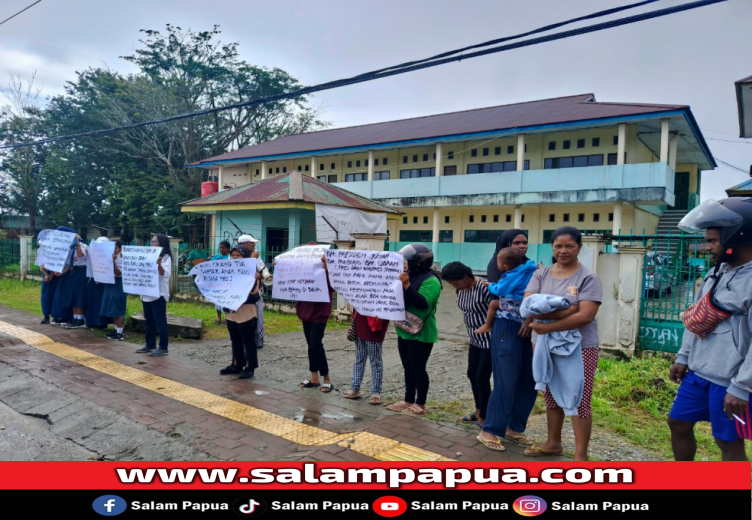 Orang tua yang berdemo di depan SMAN 1 Mimika, Selasa (9/7/2024) (Salampapua.com/Evita)