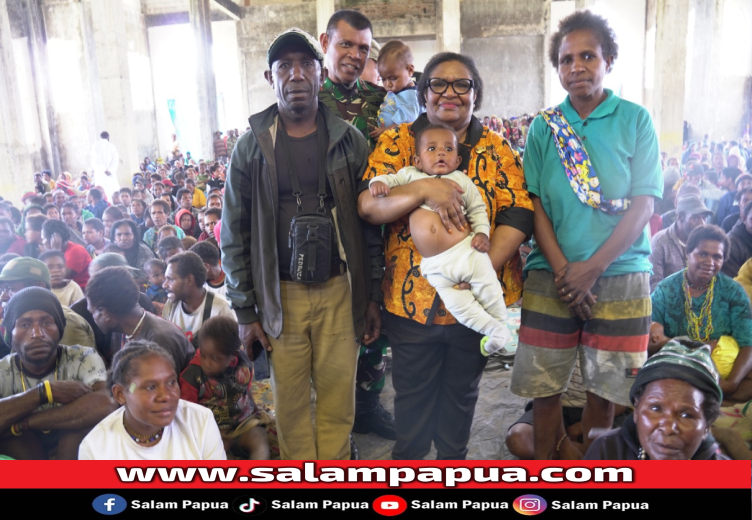 Pj Gubernur Papua Tengah Angkat Bayi Pengungsi Jadi Anaknya