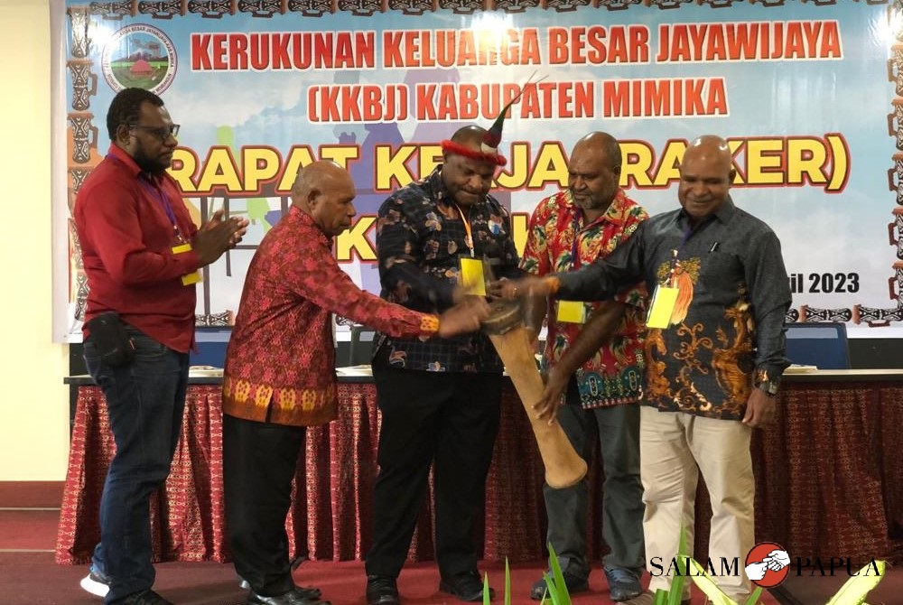 Pembukaan Raker KKBJ Kabupaten Mimika dengan pemukulan Tifa (Foto:salampapua.com/Evita)