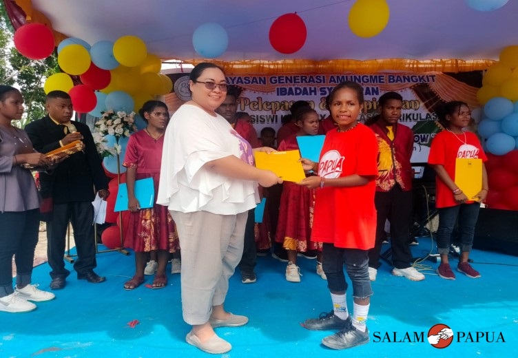 Penyerahan ijazah oleh Ny. Narwastu W.Pamuji (Foto:salampapua.com/Acik)