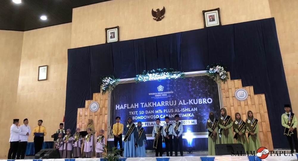 Pemberian plakat dan koin emas kepada 16 anak yang berprestasi (Foto:salampapua.com/Evita)