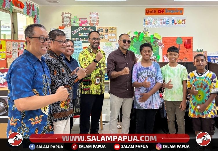 Foto bersama usai mengunjungi stand (salampapua.com/Evita)
