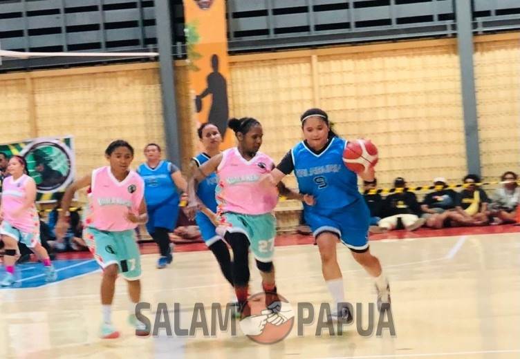Situasi pertandingan babak final Tim Basket Putri KKBC Vs IR-HR (Foto:salampapua.com/Evita)