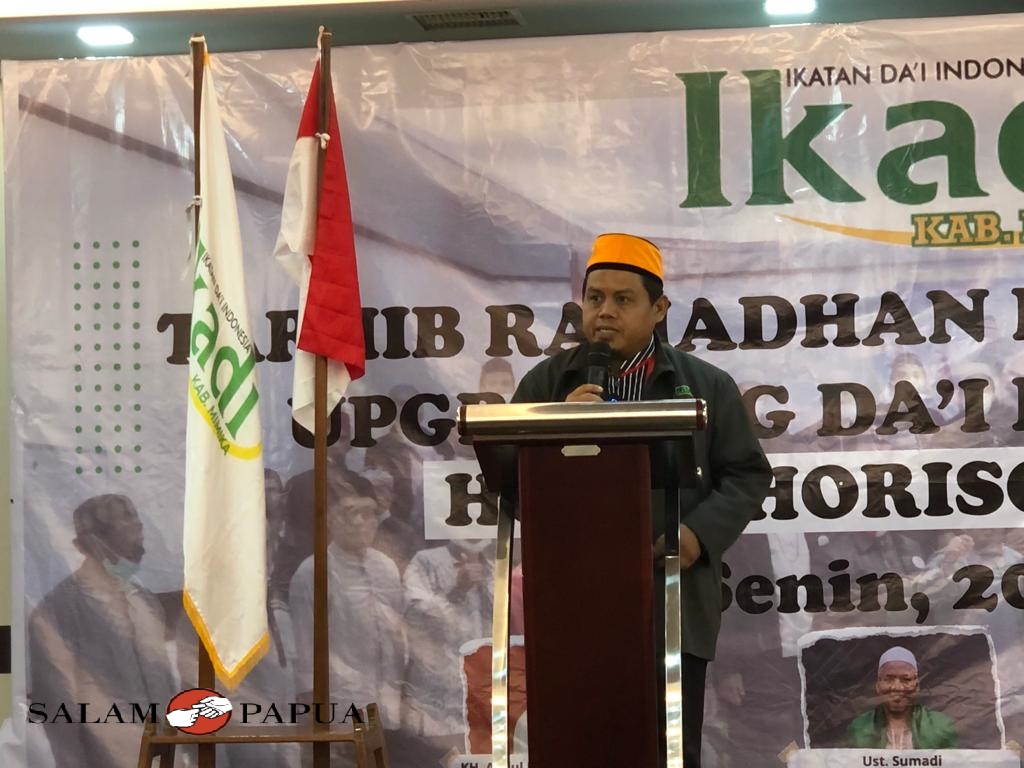 Ketua IKADI Kabupaten Mimika KH. Abdul Karim Lukman,S.Ag saat menyampaikan sambutan (Foto:salampapua.com/Evita)