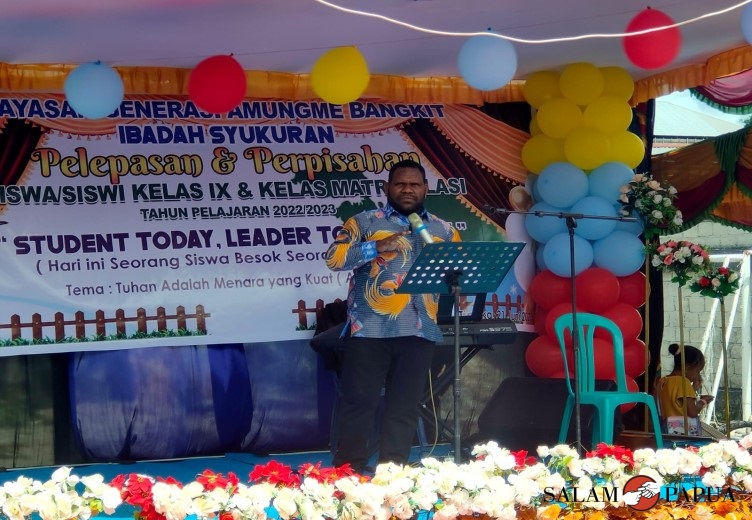 VIC Tenius Kum,S.Th saat memimpin ibadah syukur (Foto:salampapua.com/Acik)