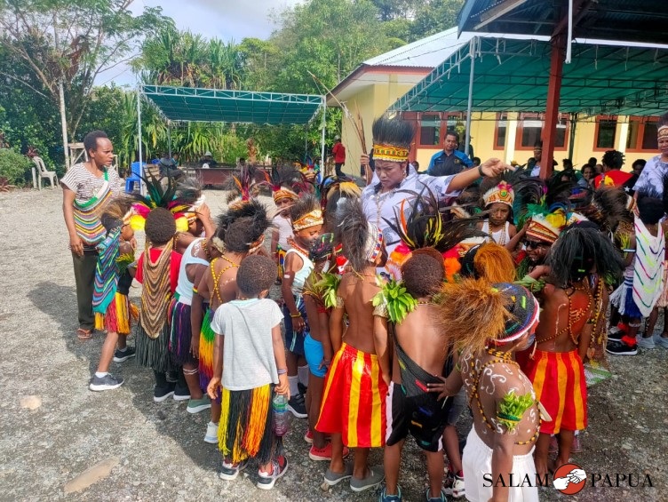 Persiapan penyambutan tamu undangan (Foto:salampapua.com/Acik&Abeth)