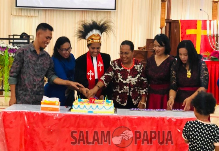 Pemotongan kue Ultah oleh Pdt. Argin N S Reri,S.Si.Teol didampingi majelis jemaat GKI Solagratia (salampapua.com/Evita)