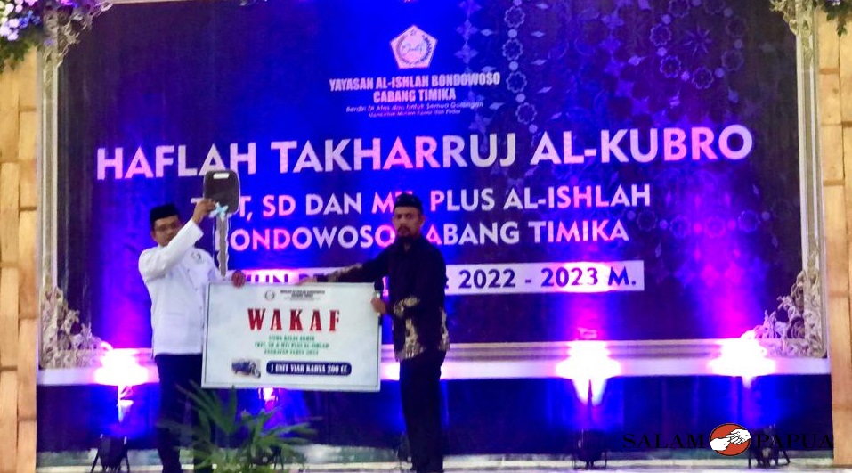 Penyerahan Wakaf kepada sekolah berupa Motor Roda 3 VIAR New Karya 200L yang diserahkan secara simbolis oleh ketua Marhalah kepada Ketua Yayasan Al-Islah Bondowoso cabang Timika Herman Gafur,S.E (Foto:salampapua.com/Evita)