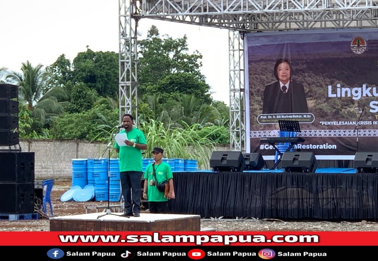 Sambutan Asisten II Setda Mimika Willem Naa mewakili Plt Bupati Mimika Johannes Rettob saat membacakan sambutan Menteri LHK (salampapua.com/Evita)