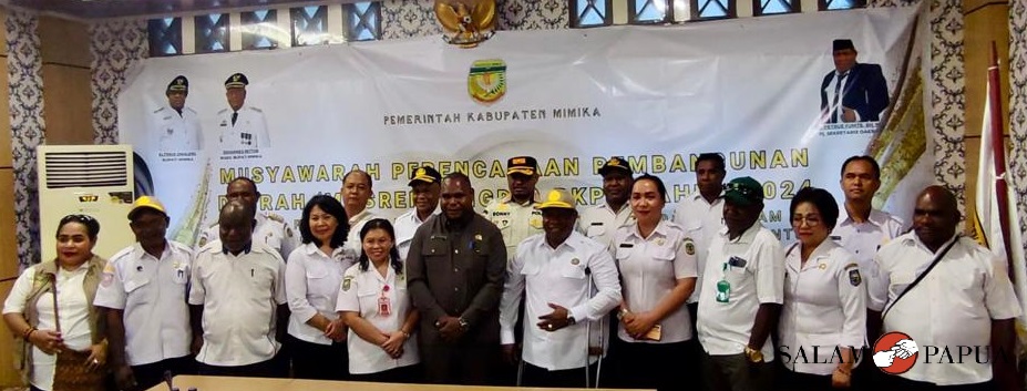 Foto bersama usai Penutupan Musrenbang RKPD Mimika 2024 (Foto:salampapua.com/Evita)