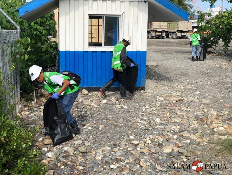 Pembersihan lingkungan di area darat Portsite Mimika (Foto:salampapua.com/Evita)