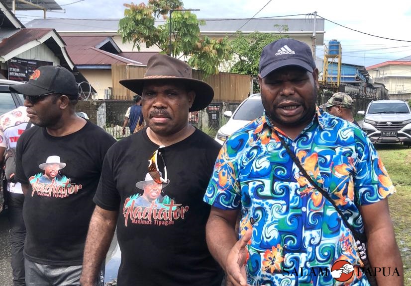 Wakil Ketua I DPRD Kabupaten Mimika Aleks Tsenawatme saat turut serta dalam kegiatan pembersihan Kota Timika (Foto:salampapua.com/Evita)