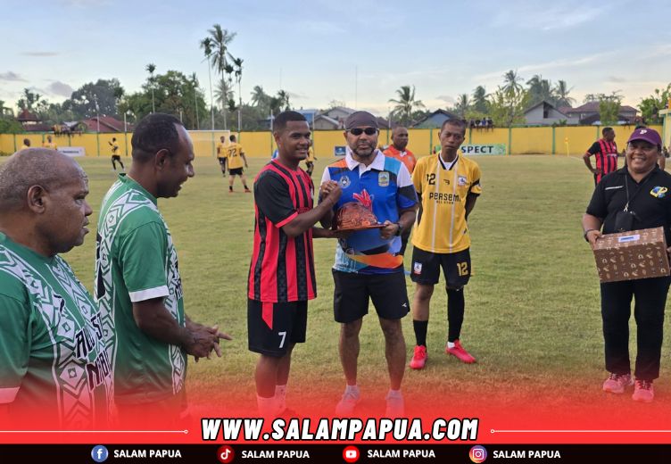 Penyerahan cendera mata dari PTFI kepada pemain (salampapua.com/JR)
