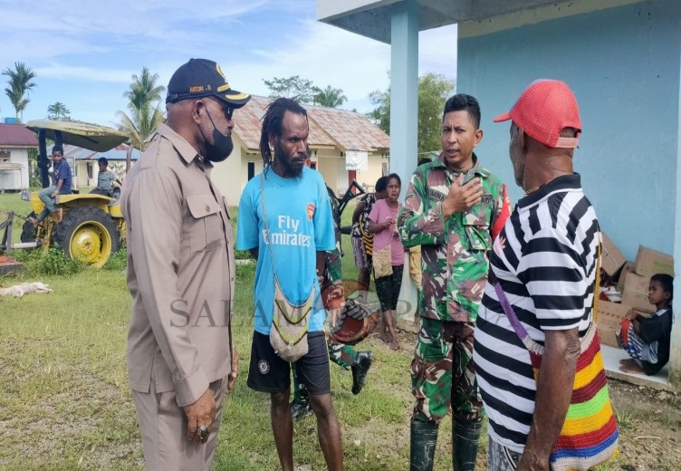 Perwakilan masyarakat Agimuga Pius Limigai didampingi Babinsa Kampung Aransolki Sertu Suminar saat menyambut kedatangan Ketua DPRD Mimika dan rombongan (Foto:salampapua.com/Acik)