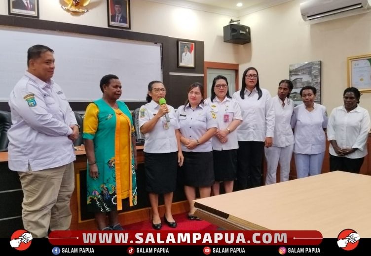 Direktur RSUD Mimika, dr. Faustina Helena Burdam saat menyambut belasan peserta magang dari RSUD Elvrida Sara Kabupaten Nduga (salampapua.com/Abeth)