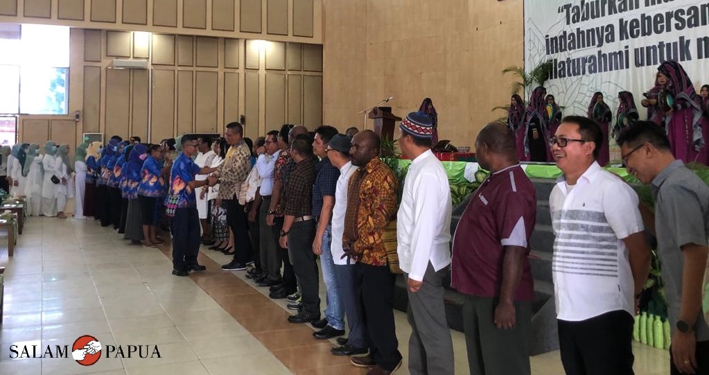 Para pegawai Dinas Kesehatan Kabupaten Mimika saat bersalaman dengan Kepala Dinas Kesehatan dan Asisten III Bidang Administrasi Umum Setda Mimika di acara Halalbihalal (Foto:salampapua.com/Evita)