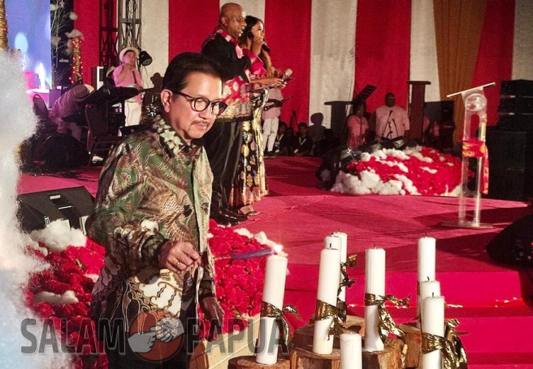 Presiden Direktur PTFI Tony Wenas saat menyalakan lilin natal pada Ibadah Natal PTFI 2023 di area Lowland (salampapua.com/Evita)