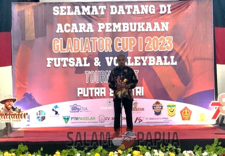 Maximus Tipagau, Gladiator Mimika selaku owner Gladiator Cup I saat memberikan sambutan (Foto:salampapua.com/Evita)