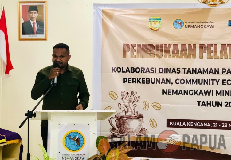 Staf Ahli Bupati Bidang Hukum, Politik dan Pemerintahan Septinus Timang saat membacakan sambutan Bupati Mimika Eltinus Omaleng (salampapua.com/Evita)