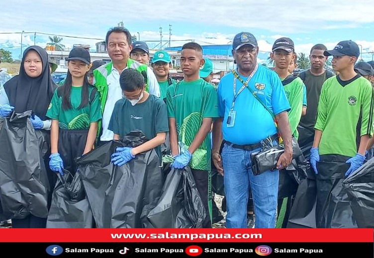 Foto bersama sebelum aksi bersih-bersih kota Timika (salampapua.com/Evita)
