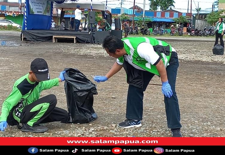 Manager Environmental Central System And Project Departement PTFI Pratita Puradyatmika saat membersihkan bagian lapangan Eks Pasar Swadaya (salampapua.com/Evita)