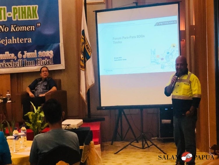 Manager Human Resources PT Petrosea Donny Kabiai saat memaparkan materi (Foto:salampapua.com/Evita)