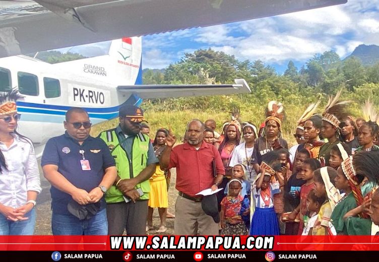 Doa oleh Pdt Jofrinus Piligame sebelum tes Landing di Lapter Noema di Kampung Piligom Distrik Jila, Jumat (9/5/2025) (salampapua.com/Evita)