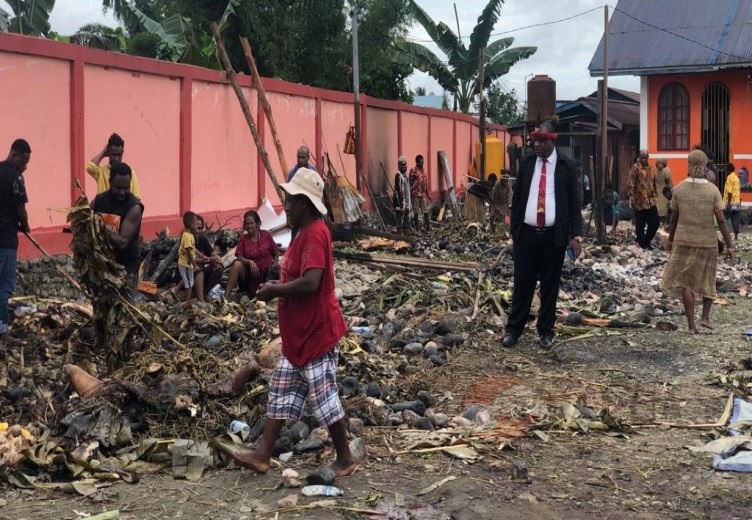 Situasi saat makan bersama (Foto:salampapua.com/Evita)