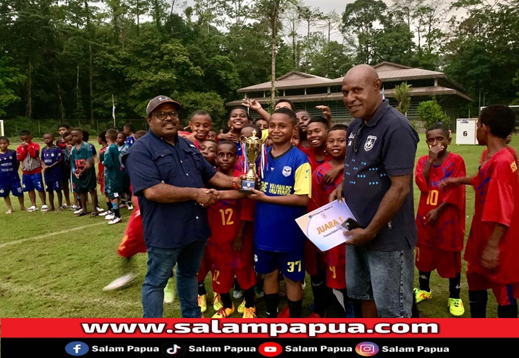 Pemberian trofi juara 1 oleh Senior Vice Presiden Community Developmen PTFI, Nathan Kum kepada SSB Elang (salampapua.com/Evita)