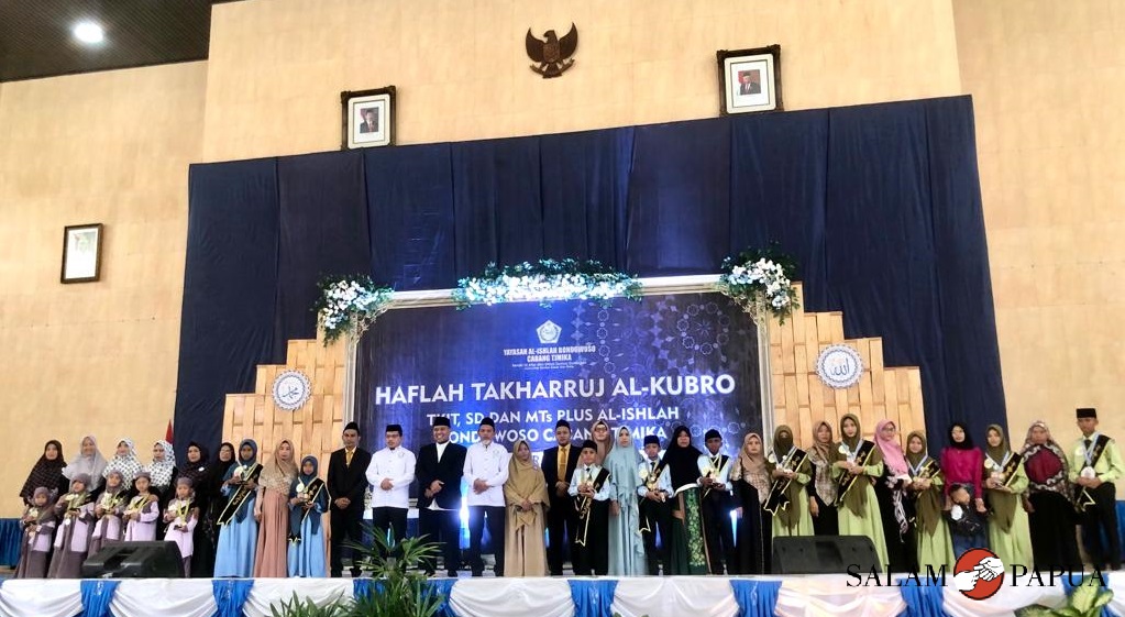 Foto bersama 16 anak yang berprestasi (Foto:salampapua.com/Evita)