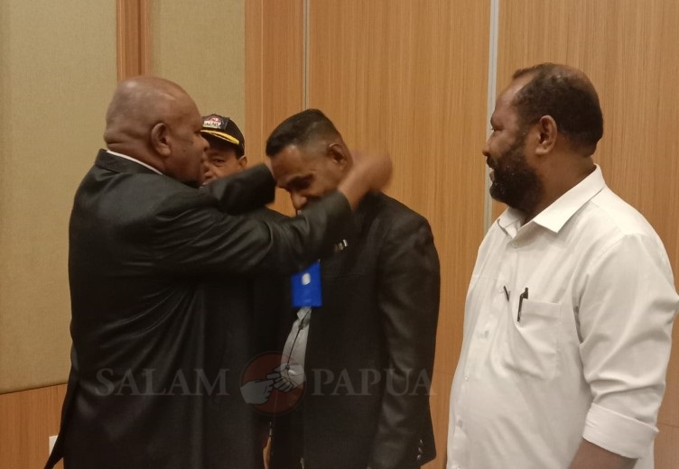 Pengalungan tanda peserta pelatihan dan sertifikasi Mediator (Foto:salampapua.com/Acik)