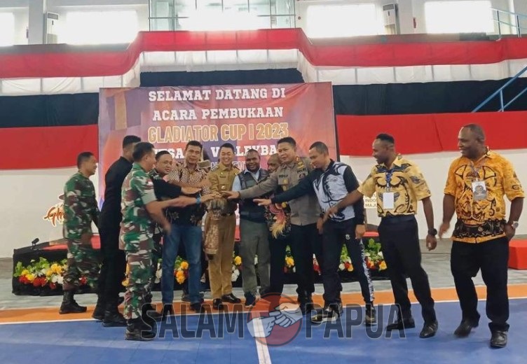 Pembukaan Gladiator Cup I yang ditandai dengan pemukulan tifa (Foto:salampapua.com/Evita)