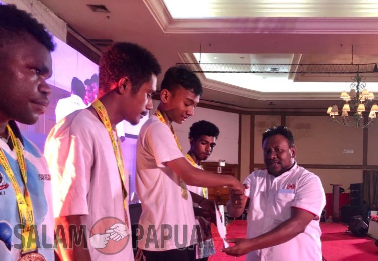 Pemberian mendali dan piala kepada atlet Karate oleh Sekum KONI Mimika Simon Kasamol (salampapua.com/Evita)