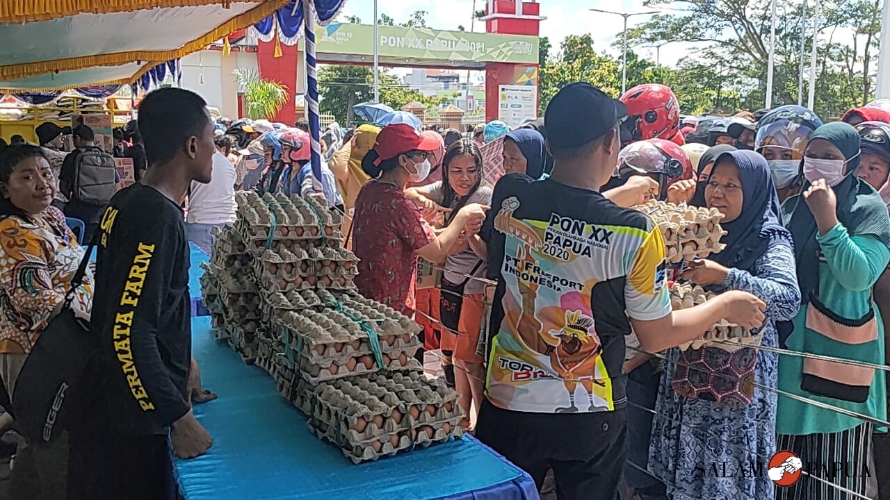 Kepala Seksi Pengembangan Sarana Perdagangan, Disperindag Mimika, Ribka D Aibekob,S.Sos saat mengatur antrean warga (Foto:salampapua.com/Acik)