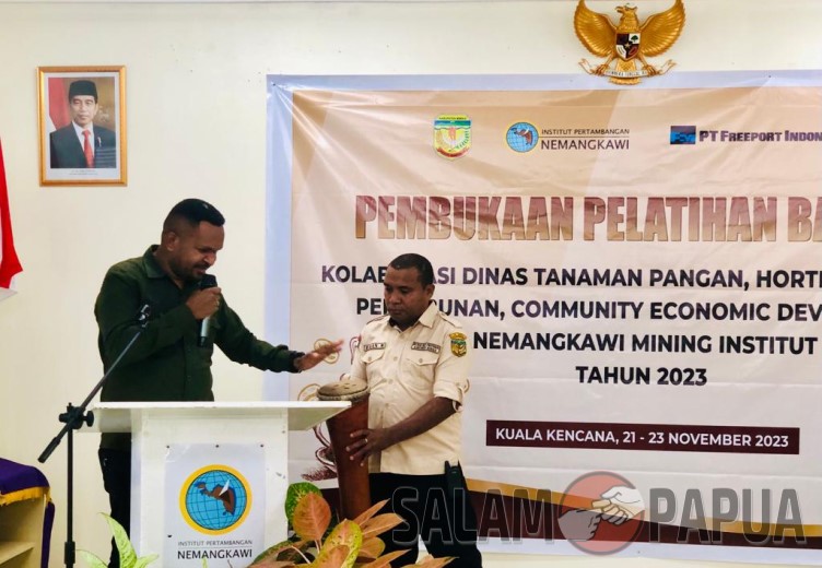 Staf Ahli Bupati Bidang Hukum, Politik dan Pemerintahan Septinus Timang mewakili Bupati Mimika Eltinus Omaleng saat membuka kegiatan dengan pemukulan Tifa (salampapua.com/Evita)