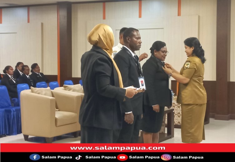 Penyematan tanda peserta pelatihan oleh PJ Sekda Mimika Ida Wahyuni (salampapua.com/Acik)