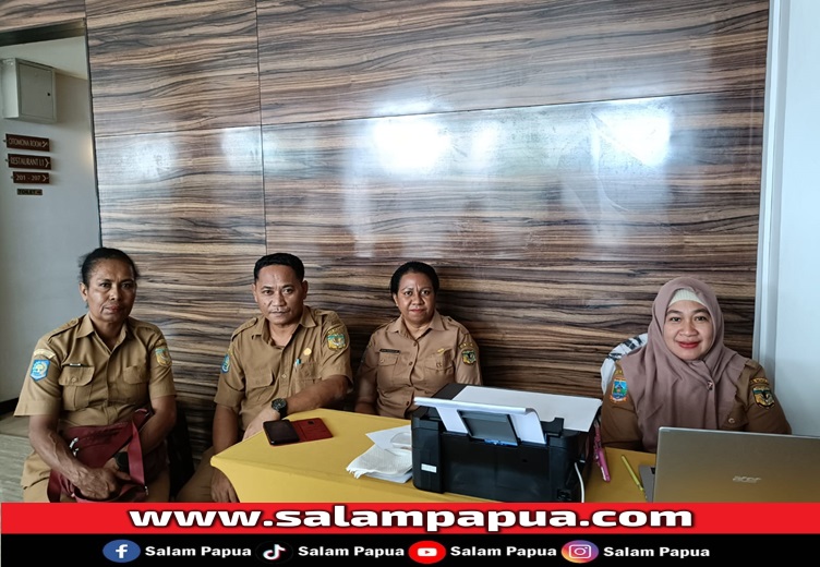 Panitia pelaksana di meja pendaftaran peserta sosialisasi (salampapua.com/Acik)
