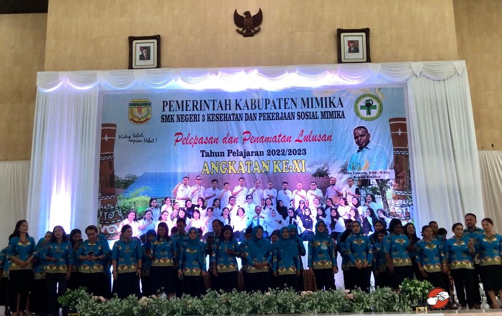 Guru-guru SMKN 3 Mimika saat menyanyikan lagu perpisahan (Foto:salampapua.com/Evita)