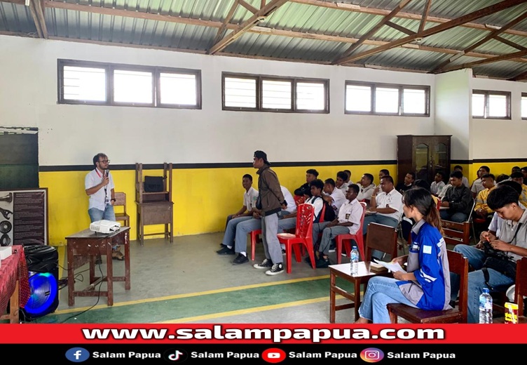 Situasi sosialisasi Patria Welding School di SMKS Harapan Timika (salampapua.com/Evita)