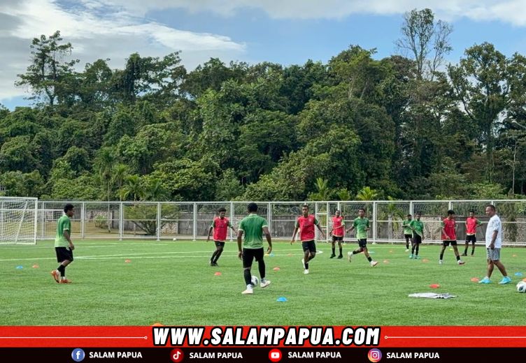 Anak-anak PFA saat berlatih di lapangan MSC bersama pelatih PFA U-15, Steven Imbiri (salampapua.com/Evita)