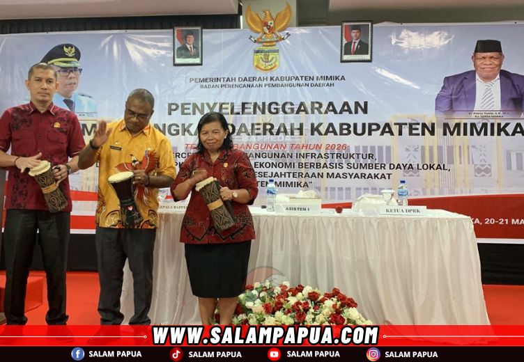 Pembukaan Forum RKPD oleh Asisten Bidang Pemerintahan dan Kesejahteraan Rakyat Setda Mimika Ananias Faot didampingi Wakil Ketua Sementara DPRK Mimika Asri Akkas dan Kepala Bappeda Mimika Yohana Paliling (salampapua.com/Evita)