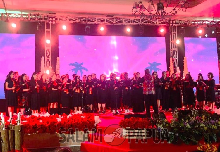 Paduan Suara karyawan PTFI saat menyanyikan pujian rohani (salampapua.com/Evita)
