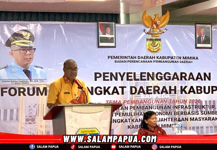 Sambutan Pj Bupati Mimika Yonathan Demme Tangdilintin yang dibacakan Asisten Bidang Pemerintahan dan Kesejahteraan Rakyat Setda Mimika Ananias Faot pada pembukaan Forum RKPD Mimika 2026 (salampapua.com/Evita)