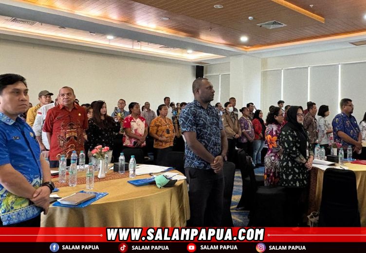 Peserta saat menyanyikan lagu Indonesia Raya (salampapua.com/Evita)