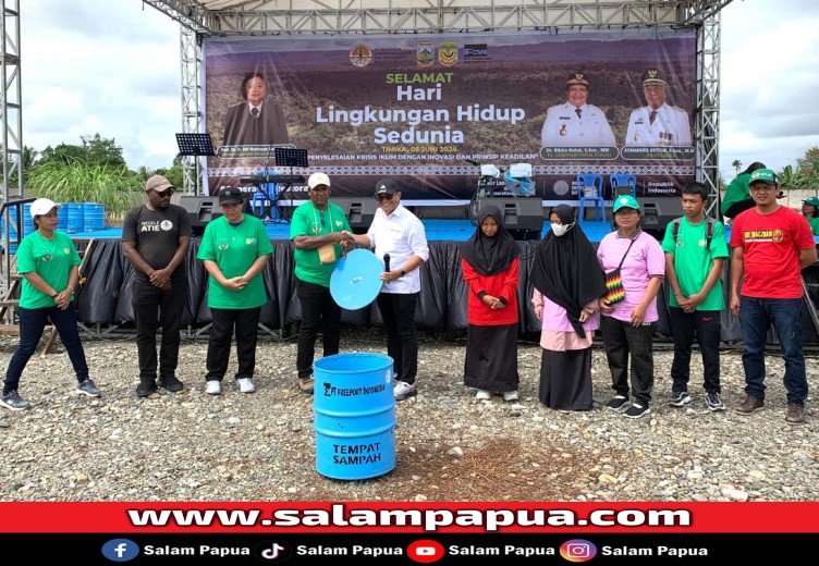 Penyerahan bantuan tong sampah dari Vice President Environmental Division PTFI Gesang Setyadi kepada Kepala DLH Kabupaten Mimika Frans Kambu (salampapua.com/Evita)