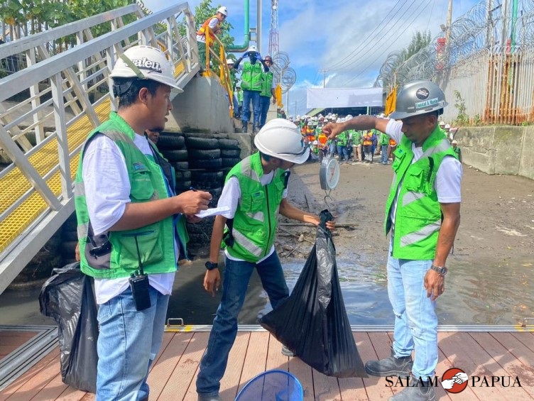 Penimbangan sampah hasil pembersihan lingkungan di area Portsite Mimika (Foto:salampapua.com/Evita)