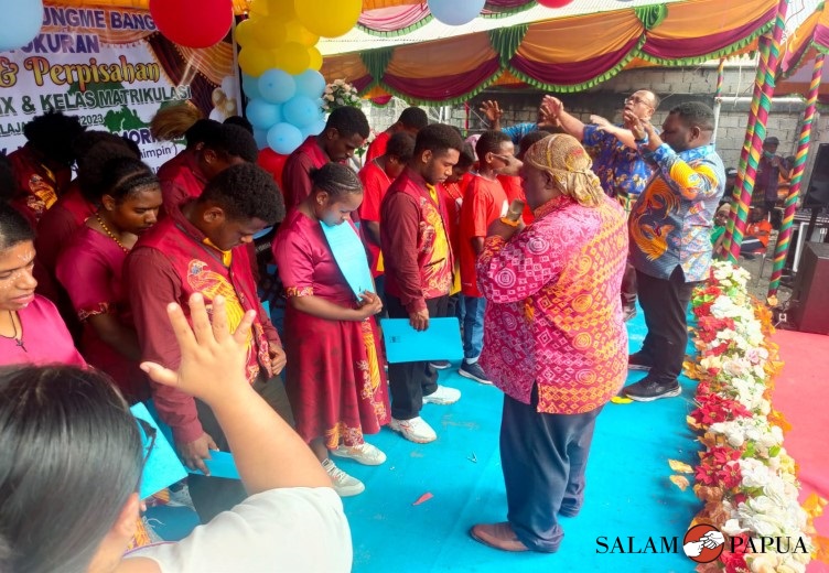 Doa pemberkatan bagi puluhan siswa Kelas IX dan Kelas Matrikulasi yang diluluskan (Foto:salampapua.com/Acik)