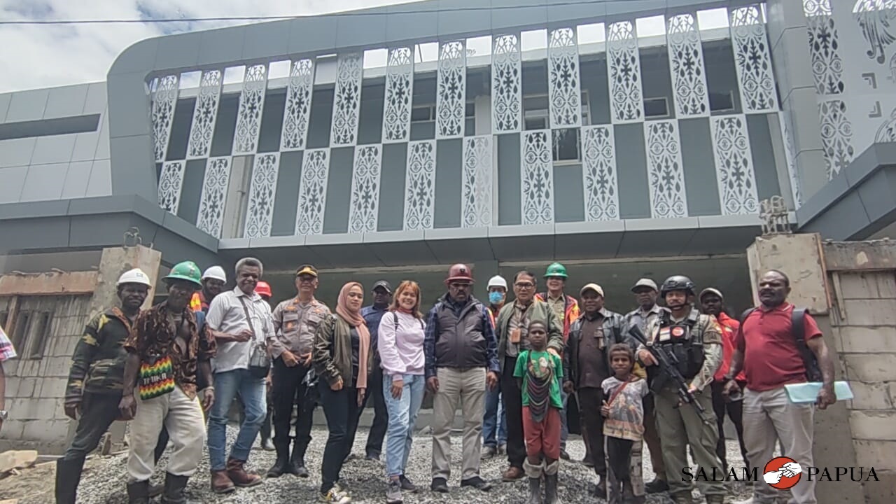 Foto bersama di depan gedung baru RS Waa-Banti (Foto:salampapua com/Acik)